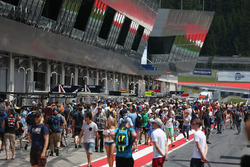 Des fans dans la pitlane