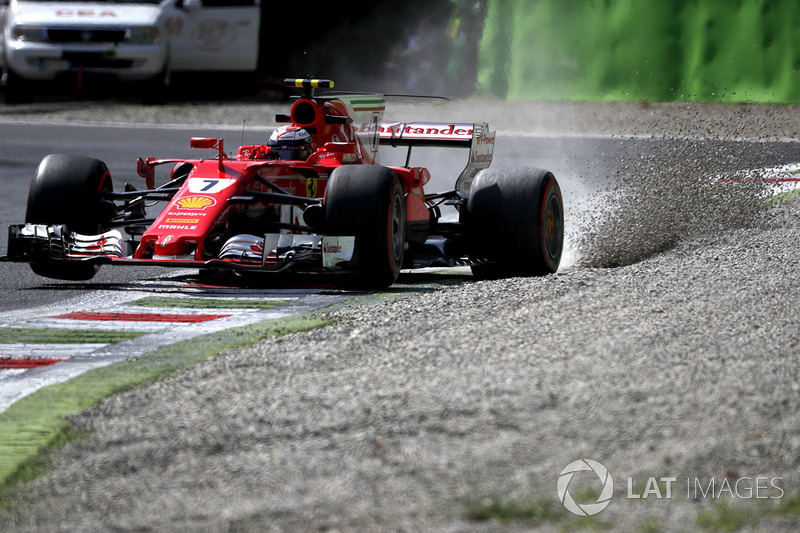 Kimi Raikkonen, Ferrari SF70H runs wide into the gravel