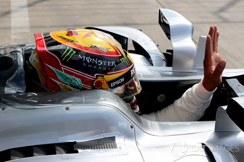 Lewis Hamilton, Mercedes AMG F1 F1 W08 waves