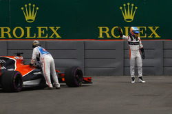 Fernando Alonso, McLaren detenido en la pista en la PL1