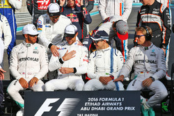 Lewis Hamilton, Mercedes AMG F1; Fernando Alonso, McLaren; Jenson Button, McLaren; Felipe Massa, Williams; et Nico Rosberg, Mercedes AMG F1 lors de la photo de famille de fin d'année