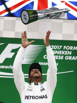 Lewis Hamilton, Mercedes AMG, celebra en el podio