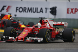 Sebastian Vettel, Ferrari SF70H, devance Daniel Ricciardo, Red Bull Racing RB13