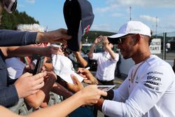 Lewis Hamilton, Mercedes AMG F1 firma de autógrafos para los fans