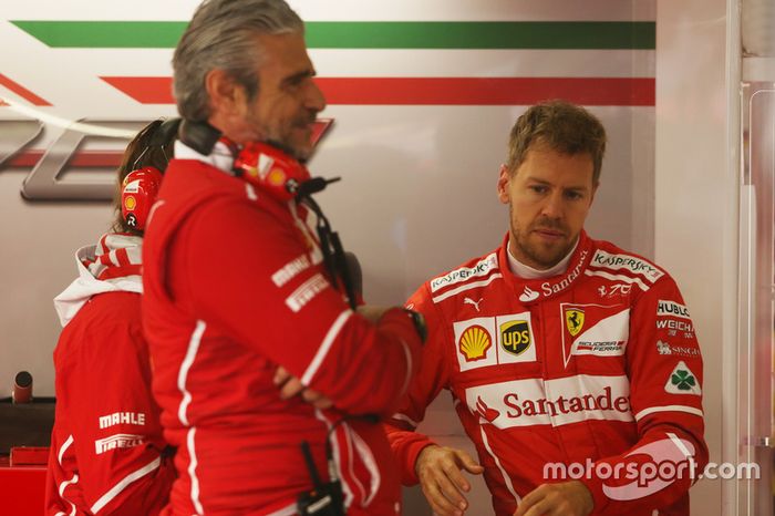 Maurizio Arrivabene, director del equipo Ferrari, y Sebastian Vettel, Ferrari