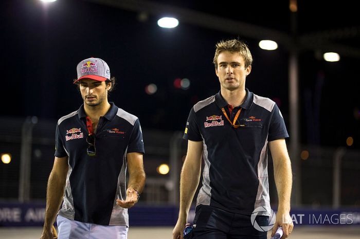 Carlos Sainz Jr., Scuderia Toro Rosso camina por el circuito