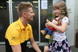 Nico Hulkenberg, Renault Sport F1 Team, à la rencontre d'une fan