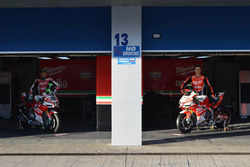 Lorenzo Savadori, Milwaukee Aprilia World Superbike Team; Eugene Laverty, Milwaukee Aprilia World Su