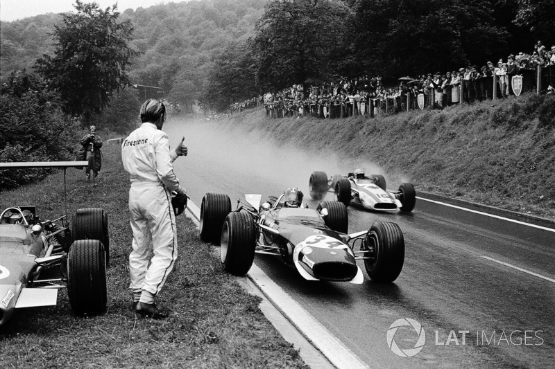 Jo Siffert, Lotus has just stopped for borrowing a dry visor from retired Graham Hill. John Surtees,