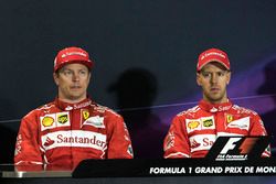 Kimi Raikkonen, de Ferrari y ganador Sebastian Vettel, Ferrari en la Conferencia de prensa