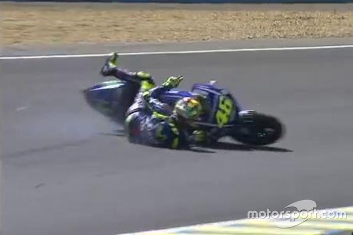 Rossi cae en la última vuelta