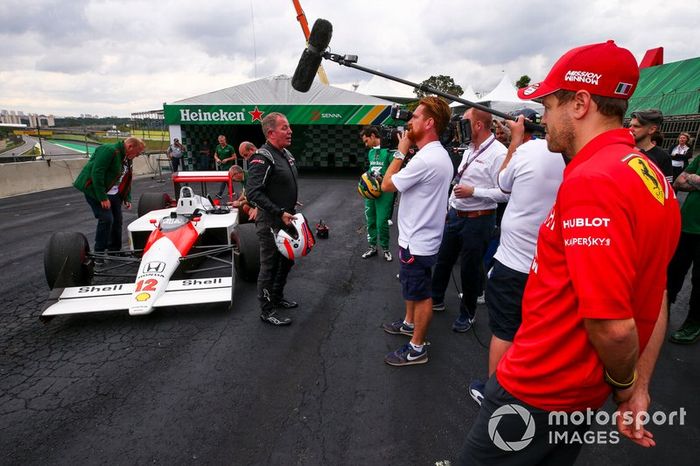 Sebastian Vettel, Ferrari mirando al McLaren MP4/4 con Martin Brundle, Sky TV 