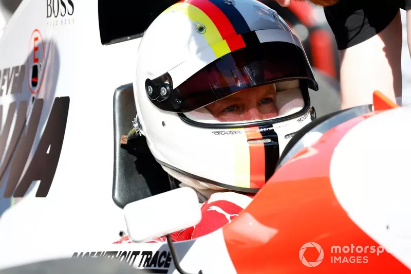 Sebastian Vettel se prépare à conduire la McLaren MP4/8 d'Ayrton Senna