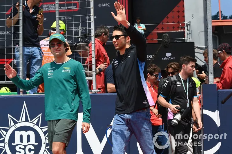 Lance Stroll, Aston Martin F1 Team, Esteban Ocon, Alpine F1 Team, arrivent pour la parade des pilotes 