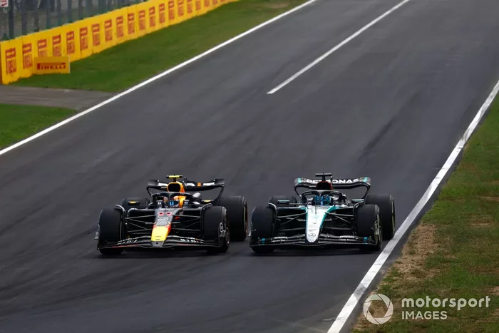 Sergio Pérez, Red Bull Racing RB20 lucha con George Russell, Mercedes F1 W15 