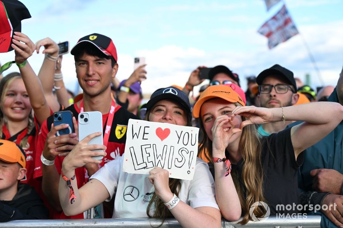 Fani Lewisa Hamiltona, Mercedes-AMG F1 Team, zebrali się pod sceną