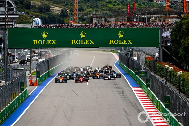 Inicio: Lando Norris, McLaren MCL35M, Carlos Sainz Jr., Ferrari SF21, George Russell, Williams FW43B, Lance Stroll, Aston Martin AMR21, Fernando Alonso, Alpine A521