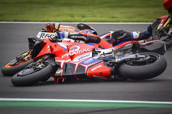 La caída de Marc Márquez, Repsol Honda Team, y Jorge Martín, Pramac Racing