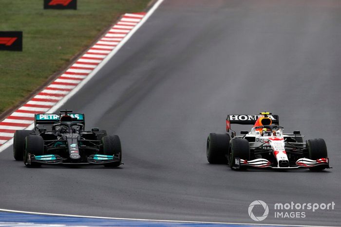 Lewis Hamilton, Mercedes W12, batalla con Sergio Pérez, Red Bull Racing RB16B