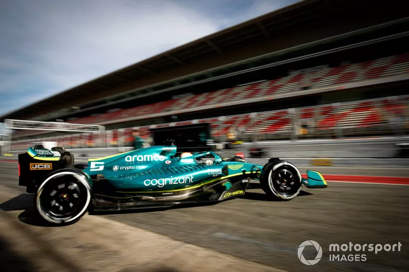 Sebastian Vettel, Aston Martin AMR22, sort de son garage