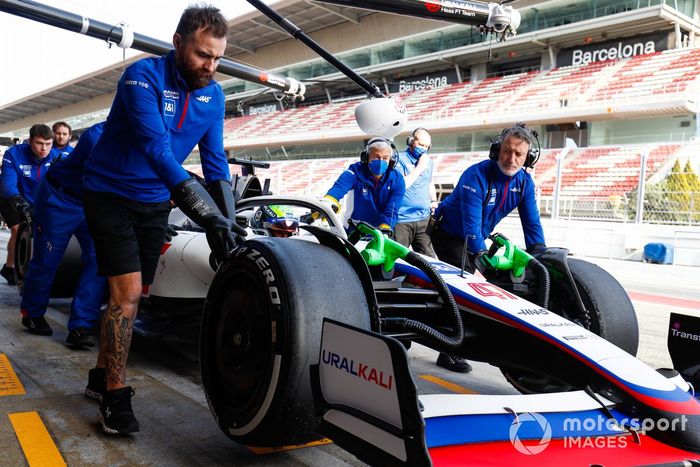 Mecánicos con el coche de Mick Schumacher, Haas VF-22, en el pit lane