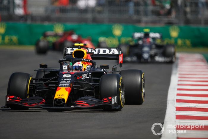 Sergio Pérez, Red Bull Racing RB16B, Pierre Gasly, AlphaTauri AT02
