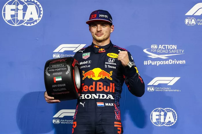 Max Verstappen, Red Bull Racing, con el premio Pirelli Pole Position