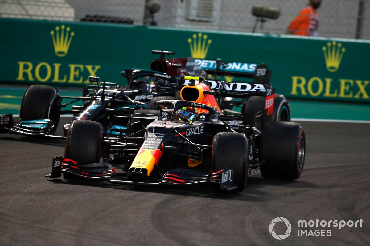 Sergio Pérez, Red Bull Racing RB16B, Lewis Hamilton, Mercedes W12