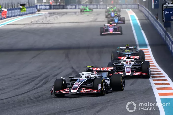 Nico Hulkenberg, Haas VF-24, por delante de Kevin Magnussen, Haas VF-24, y Sir Lewis Hamilton, Mercedes F1 W15.