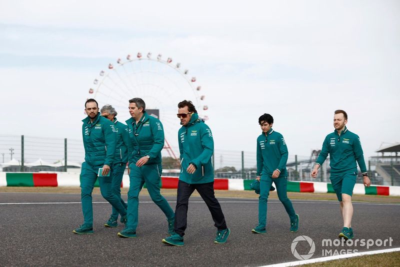 Fernando Alonso, Aston Martin F1 Team, recorre la pista 