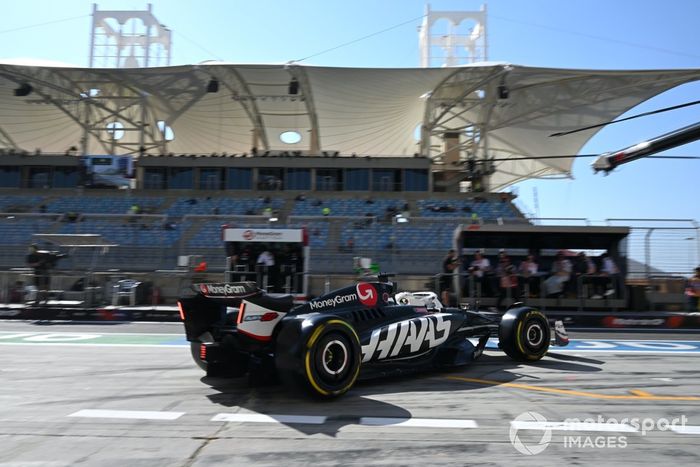 Kevin Magnussen, Haas VF-24, sale del garaje