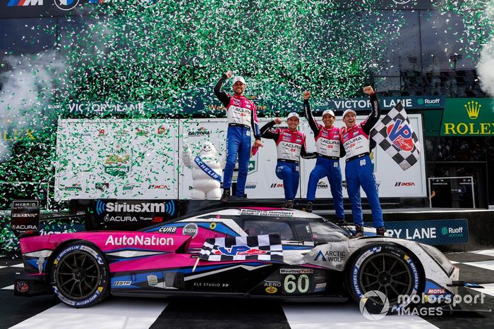 #60 Meyer Shank Racing c/ Curb Agajanian Acura ARX-06: Tom Blomqvist, Colin Braun, Helio Castroneves, Simon Pagenaud celebrando su victoria