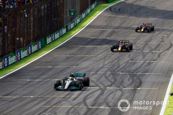 Lewis Hamilton, Mercedes W13, Max Verstappen, Red Bull Racing RB18, Sergio Pérez, Red Bull Racing RB18