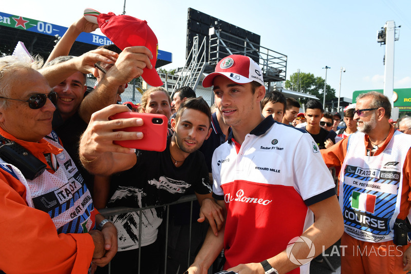 Charles Leclerc, Sauber fans selfie