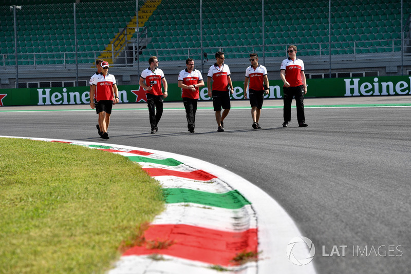 Marcus Ericsson, Sauber with his engineers on the track walk