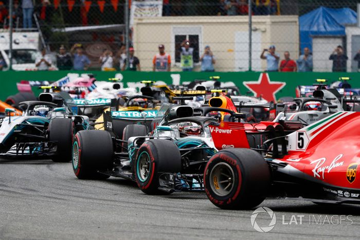 Sebastian Vettel, Ferrari SF71H, por delante de Lewis Hamilton, Mercedes AMG F1 W09 