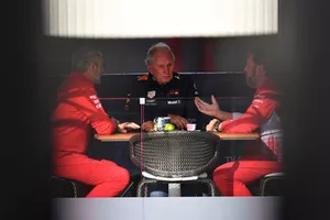 Maurizio Arrivabene, directeur de Ferrari, Dr Helmut Marko, consultant Red Bull Motorsport, directeur de Red Bull Racing et Gino Rosato, Ferrari