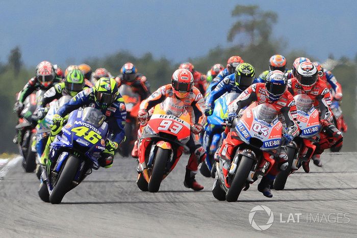 Andrea Dovizioso, Ducati Tea Valentino Rossi, Yamaha Factory Racing, at the start