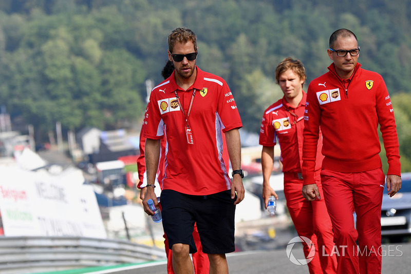Sebastian Vettel, Ferrari, cammina lungo il circuito