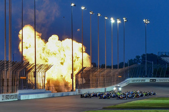 Pace-Laps in 3-Wide-Formation in St. Louis