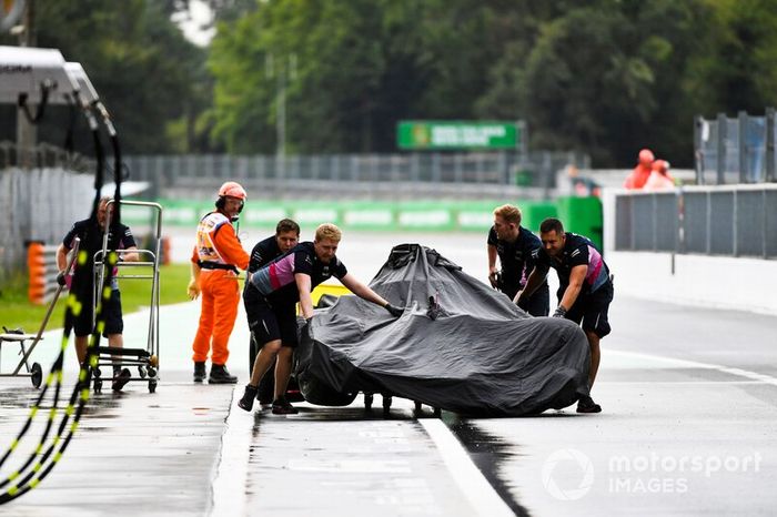 Los mecánicos de Racing Point llevan el coche de Sergio Pérez, Racing Point RP19, de vuelta a boxes