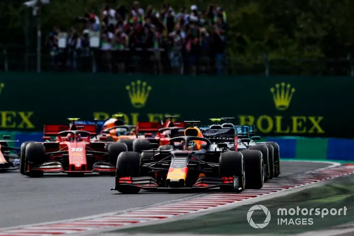 Arrancada Max Verstappen, Red Bull Racing RB15, Valtteri Bottas, Mercedes AMG W10 y Lewis Hamilton, Mercedes AMG F1 W10 