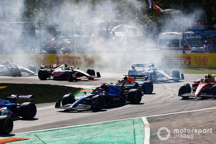 Nicholas Latifi, Williams FW44, Sergio Pérez, Red Bull Racing RB18, Carlos Sainz, Ferrari F1-75, Yuki Tsunoda, AlphaTauri AT03, Mick Schumacher, Haas VF-22, en la salida