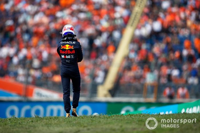 Max Verstappen, de Red Bull Racing, se aleja tras detenerse en el circuito durante la FP1