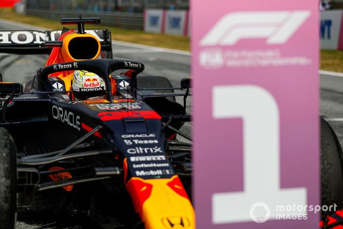 Ganador Max Verstappen, Red Bull Racing, celebra en Parc Ferme