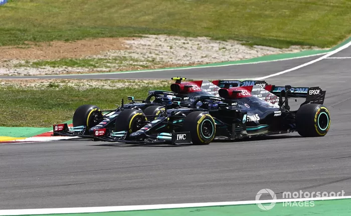 Lewis Hamilton, Mercedes W12, pasa a Valtteri Bottas, Mercedes W12