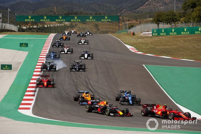 Carlos Sainz Jr., Ferrari SF21, Sergio Perez, Red Bull Racing RB16B, Esteban Ocon, Alpine A521, Lando Norris, McLaren MCL35M, Charles Leclerc, Ferrari SF21, Sebastian Vettel, Aston Martin AMR21, Pierre Gasly, AlphaTauri AT02, al inicio