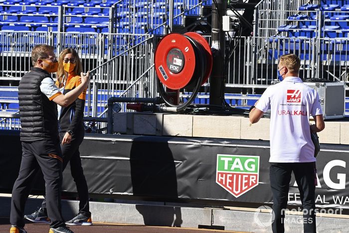 Andreas Seidl, Team Principal, McLaren, y Mick Schumacher, Haas F1