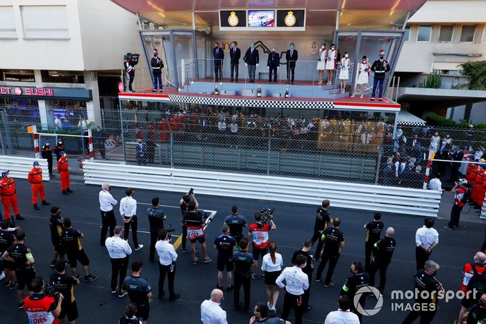 Una multitud se reúne bajo el podio