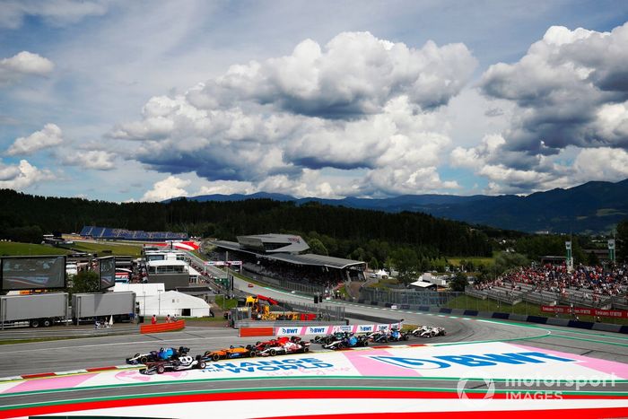 George Russell, Williams FW43B, Yuki Tsunoda, AlphaTauri AT02, Daniel Ricciardo, McLaren MCL35M, Antonio Giovinazzi, Alfa Romeo Racing C41, Carlos Sainz Jr., Ferrari SF21, al inicio